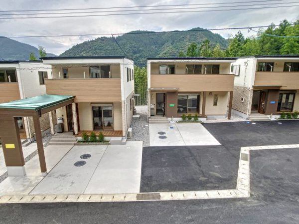 日高村一戸建て団地内町風景